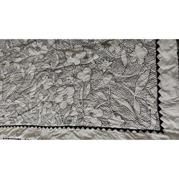 John Robshaw Baby Toddler Suhavi Crib Quilt Blk White Floral Organic Cotton EUC - Picture 6 of 11